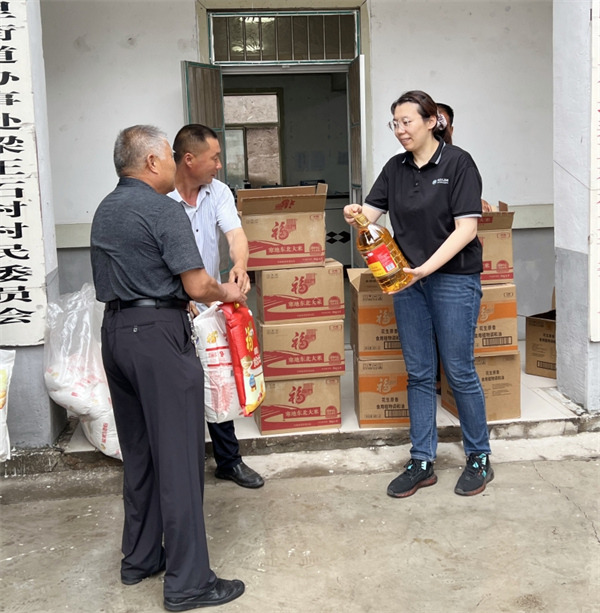 山东华智大数据携手济南市商务局外贸处走进莱芜区开展“七一”建党节走访慰问活动！